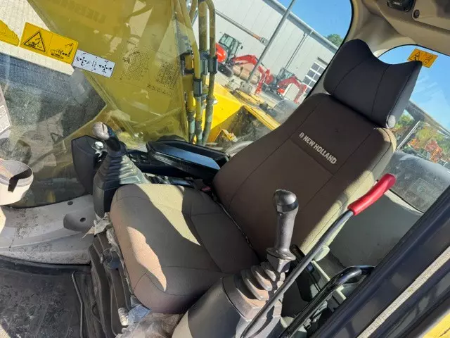 New Holland E215C – Bild 11