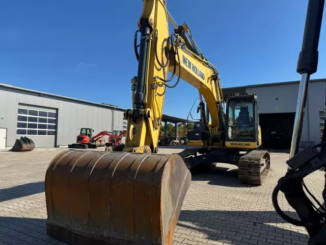 New Holland E215C – Bild 5