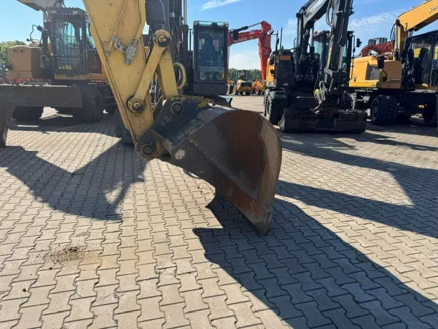 New Holland E215C – Bild 7