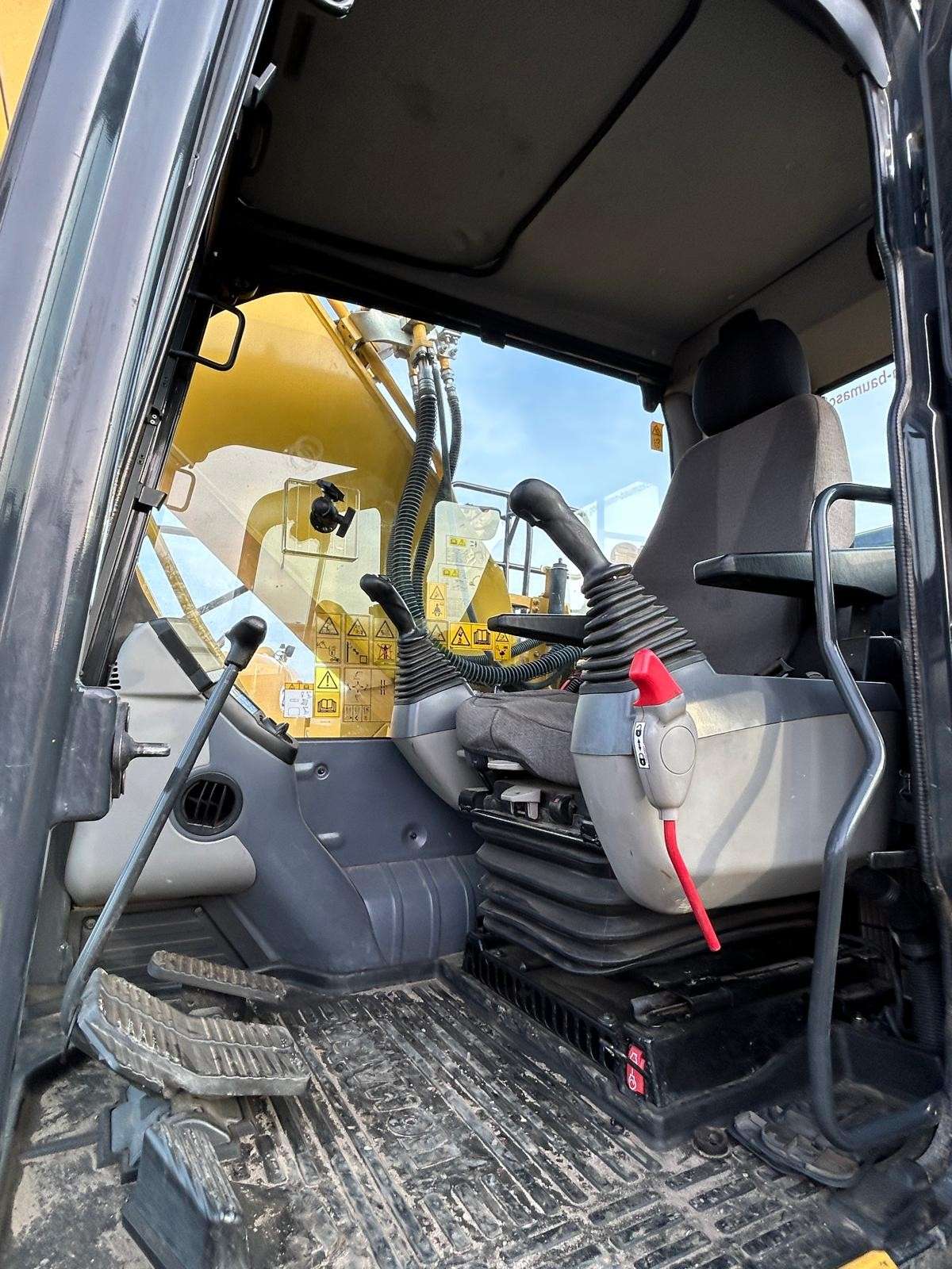 Komatsu PC210LC-11-49081995